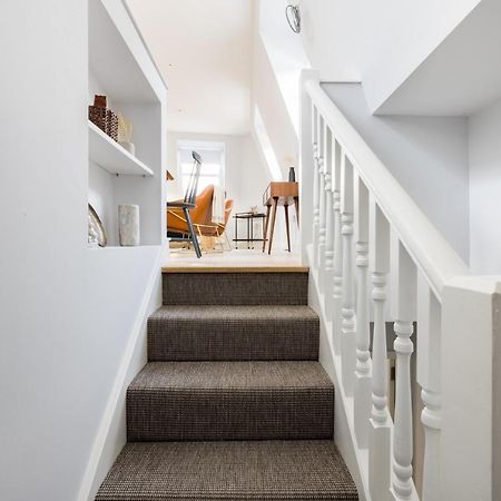 Appartamento The Margravine Maisonette - Modern & Bright 2Bdr Flat Londra Esterno foto