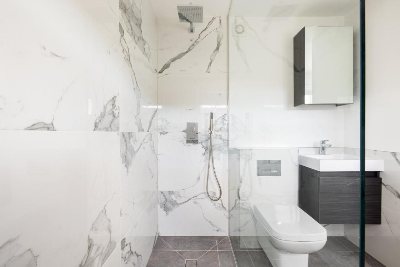 Appartamento The Margravine Maisonette - Modern & Bright 2Bdr Flat Londra Esterno foto