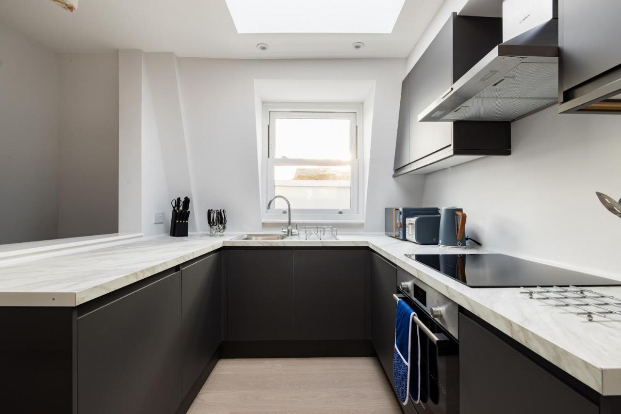 Appartamento The Margravine Maisonette - Modern & Bright 2Bdr Flat Londra Esterno foto