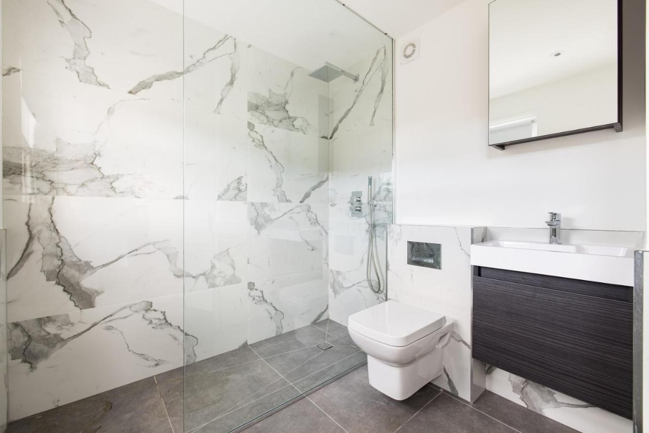 Appartamento The Margravine Maisonette - Modern & Bright 2Bdr Flat Londra Esterno foto